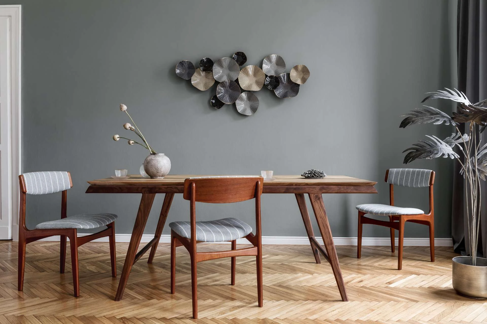 Миеща се боя или тапет?