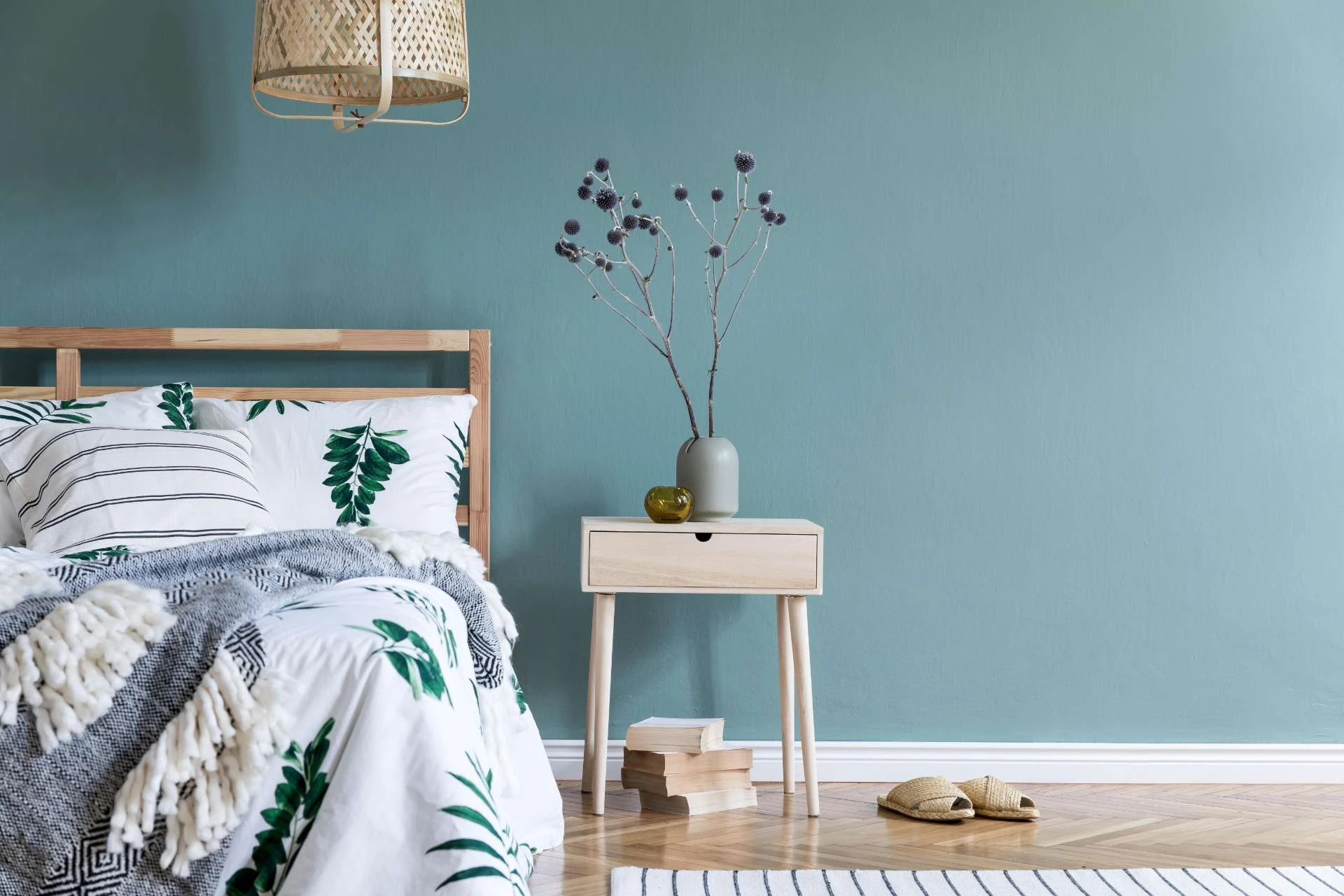 How do we choose wallpaper for the bedroom?